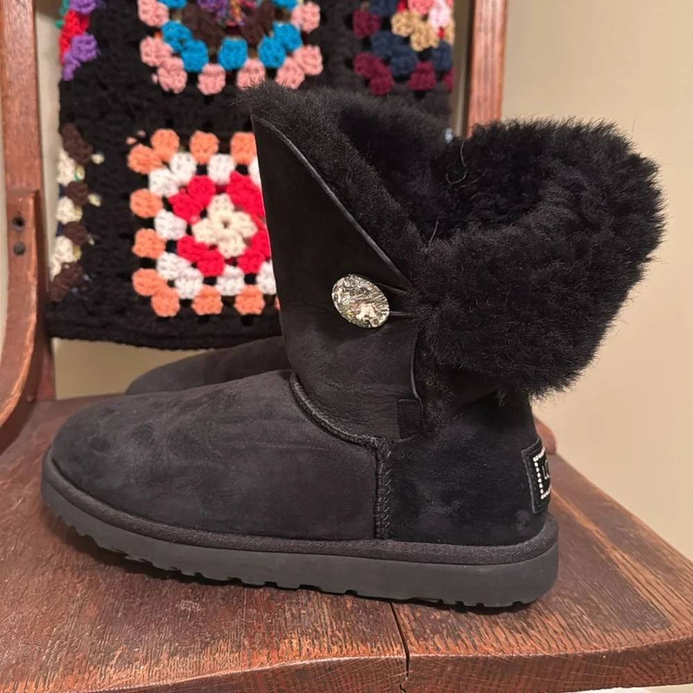 UGG Women’s Bailey Button Bling Size 8 Black - Picture 3 of 5